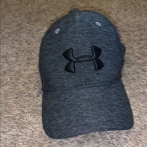 Under Armour Boys Fitted Baseball Hat (YXS)